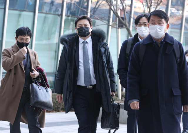 7일 오후 서울 서초구 서울행정법원에서 열린 방역패스(백신접종증명·음성확인제) 정책 집행정지 신청 심문기일에서 원고 측 관계자들이 출석하고 있다. 왼쪽부터 윤용진 변호사, 박주현 변호사, 조두형 영남대 의대 교수, 도태우 변호사. 연합뉴스