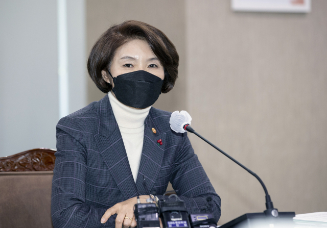 한정애 환경부 장관이 11일 정부세종청사에서 열린 출입기자단 간담회에서 발언하고 있다. 환경부 제공