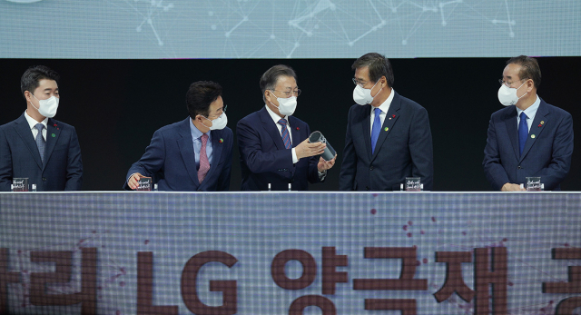 문재인 대통령이 11일 오전 구미컨벤션센터에서 열린 구미형 일자리 LG BCM(Battery Core Material) 공장 착공식에서 양극재를 담은 아크릴 용기를 살펴보고 있다. 왼쪽부터 김우성 LG BCM 대표이사, 이철우 경상북도지사, 문재인 대통령, 신학철 LG 화학 대표이사, 장세용 구미시장. 청와대 제공