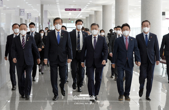 11일 구미컨벤션센터에서 열린 구미형 일자리(LG BCM) 공장 착공식에서 문재인 대통령과 이철우 경북도지사, 장세용 구미시장이 나란히 걷고 있다. 청와대 제공