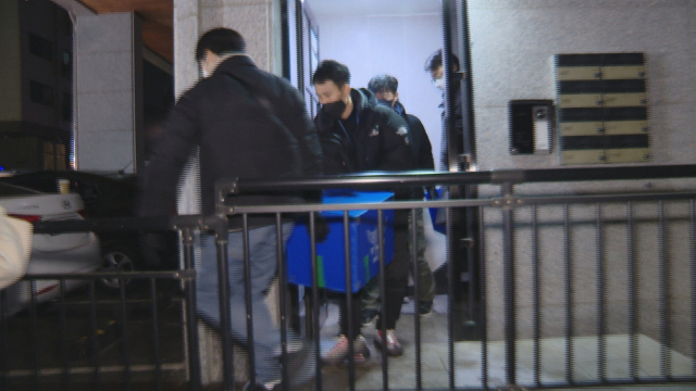 지난 10일 오후 오스템임플란트 회삿돈 2천215억 원을 횡령한 이모씨 가족의 주거지에서 경찰이 압수수색을 마친 후 압수품을 옮기고 있다. 연합뉴스