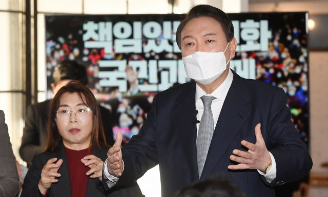 국민의힘 윤석열 대선후보가 11일 오전 서울 성동구 할아버지공장 카페에서 