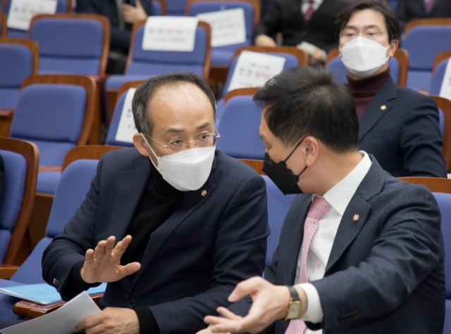 국민의힘 김기현 원내대표와 추경호 원내수석부대표가 11일 국회에서 열린 의원총회에서 대화하고 있다. 연합뉴스