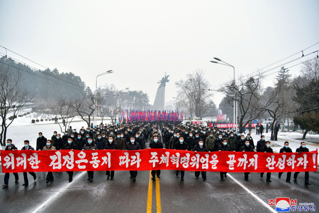 북한 당중앙위원회 제8기 제4차 전원회의 결정을 관철하기 위한 청년전위들의 궐기대회가 지난 10일 평양시 청년공원야외극장에서 진행됐다고 조선중앙통신이 11일 보도했다. 연합뉴스