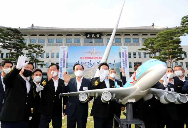 이철우 경북지사와 김주수 의성군수가 통합신공항 기념물로 제작한 비행기 앞에서 기념 사진을 촬영하고 있다. 의성군 제공