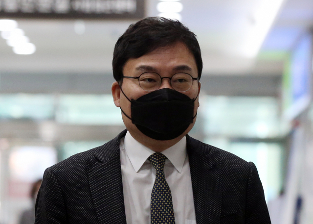 550억원대 이스타항공 횡령·배임 혐의로 재판에 넘겨진 무소속 이상직(전북 전주을) 의원이 12일 선고 공판을 앞두고 전주지법에 출석하고 있다. 이날 전주지법 제11형사부는 특정경제범죄가중처벌 등에 관한 법률 위반 혐의로 기소된 이 의원에게 징역 6년을 선고하고 법정구속했다. 연합뉴스