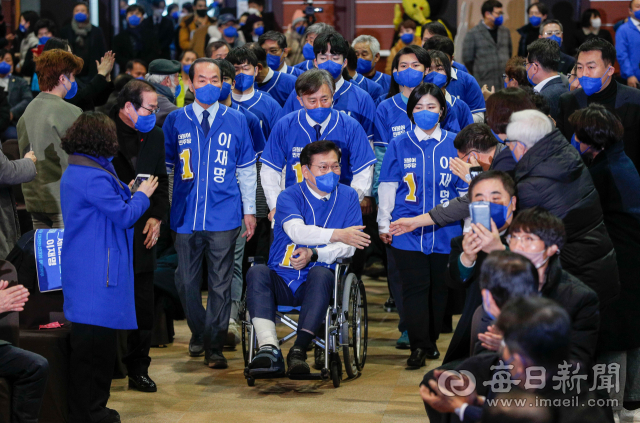 12일 대구 엑스코에서 열린 더불어민주당 대구 선거대책위원회 출범식에서 송영길 상임선대위원장이 당원들과 인사하고 있다. 우태욱 기자 woo@imaeil.com