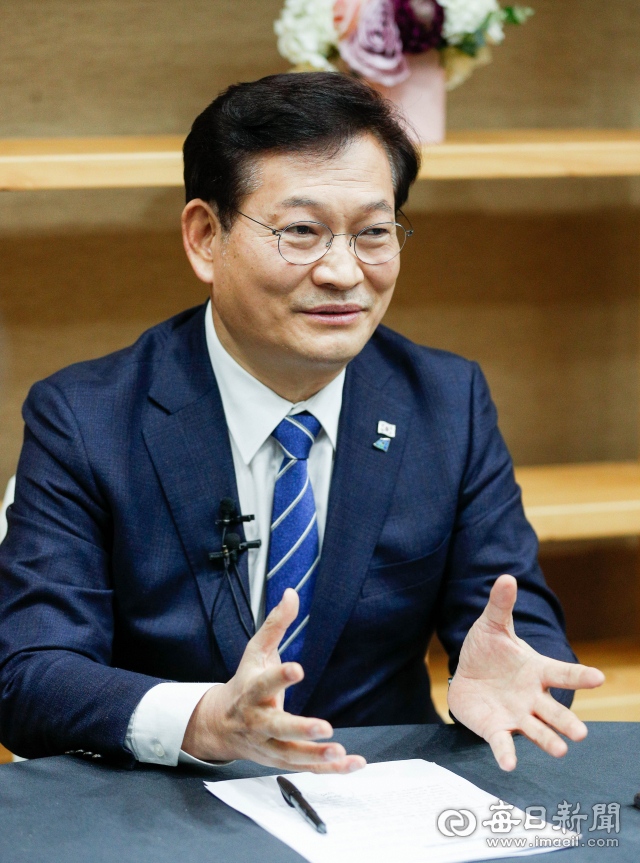 더불어민주당 송영길 상임선대위원장이 12일 대구 엑스코에서 대구 선대위 출범식에 앞서 언론 인터뷰를 하고 있다. 우태욱 기자 woo@imaeil.com