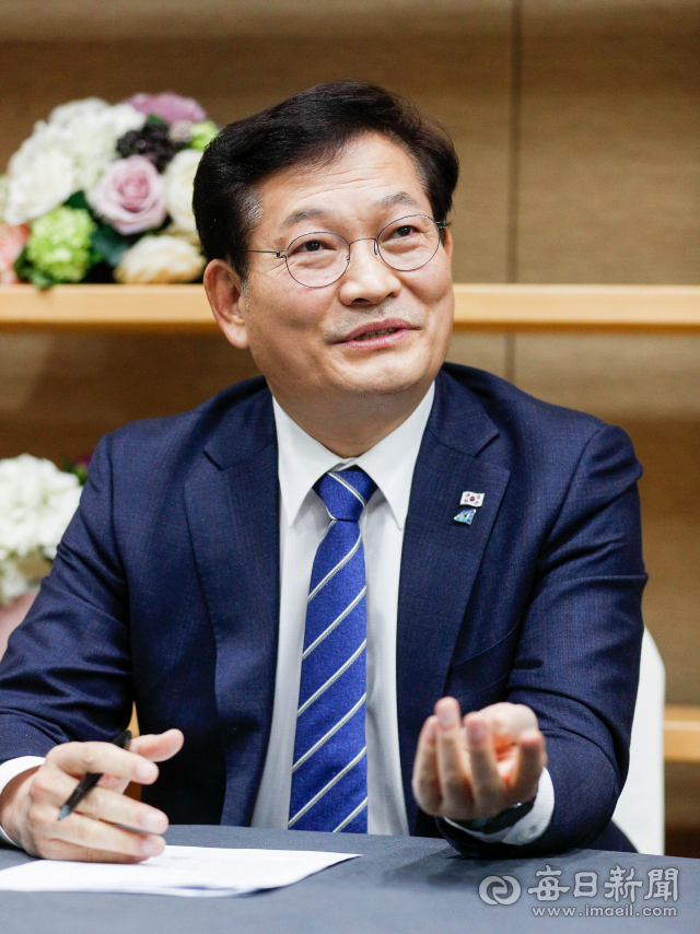 더불어민주당 송영길 상임선대위원장이 12일 대구 엑스코에서 대구 선대위 출범식에 앞서 언론 인터뷰를 하고 있다. 우태욱 기자 woo@imaeil.com