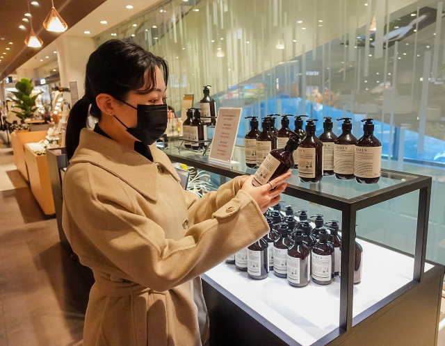 롯데아울렛 대구율하점은 1층 특설매장에서 내달 28일까지 파우더, 샴푸, 앰플 등 다양한 화장품을 판매하는 