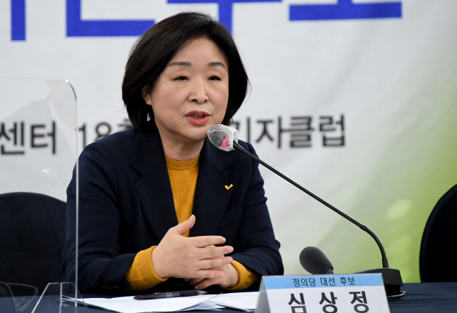 정의당 심상정 대선 후보가 12일 오후 서울 중구 한국프레스센터에서 열린 한국기자협회 초청 토론회에서 패널들의 질문에 답하고 있다. 연합뉴스