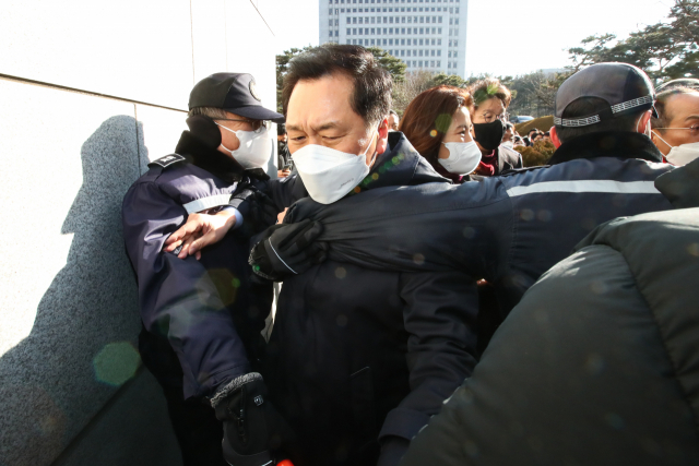 국민의힘 김기현 원내대표 등 의원들이 12일 서울 서초구 대검찰청 앞에서 더불어민주당 이재명 대선후보의 