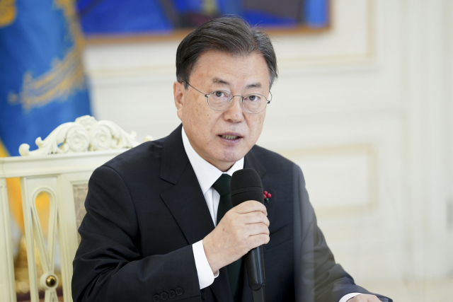 문재인 대통령이 12일 오후 청와대에서 열린 종교 지도자 초청 오찬 간담회에서 발언하고 있다. 연합뉴스