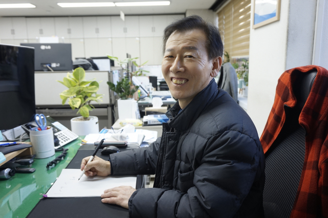 김영서 대구 달서구 의회사무국 홍보기록팀장이 수기 속기 시연을 보이고 있다. 이화섭 기자 lhsskf@imaeil.com
