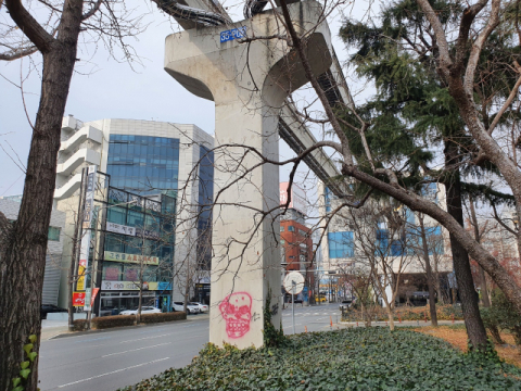 지난해 12월 24일 수성구민운동장역과 어린이회관역 사이 1개 교각에서 낙서가 발견됐다. 대구도시철도공사 제공.