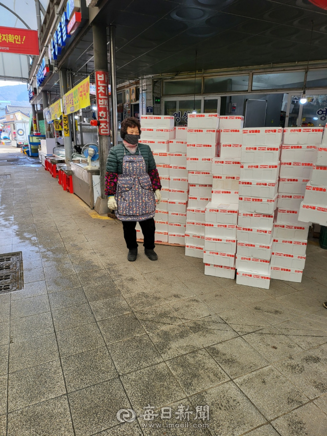 경북 청송군 진보객주전통시장 영성상회의 반건조 도루묵은 새해에도 전국으로 판매되고 있다. 이곳은 시장이 온라인 판로를 개척하며 최대 수혜를 얻는 곳 중 하나다. 진보객주전통시장 상인회 제공