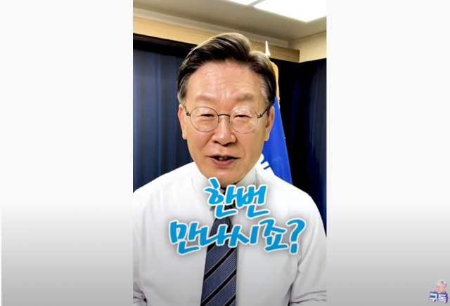 국민의당 안철수 대선 후보가 13일 국회에서 열린 중앙선거대책위원회의에서 자료를 살펴보고 있다. 연합뉴스