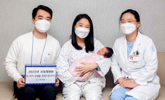 2022년 1월 1일 태어난 윤정인·김진환 부부의 첫째 딸 라빈이와 곽혜민 원장 선생님이 함께 축하 사진을 촬영했다.