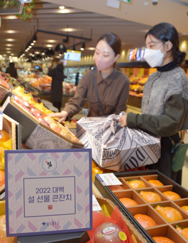 대구백화점은 내달 1일까지 프라자점 지하 1층 식품관에서 설 선물세트 상품 매장을 구성해 운영한다고 밝혔다. 대구백화점 제공
