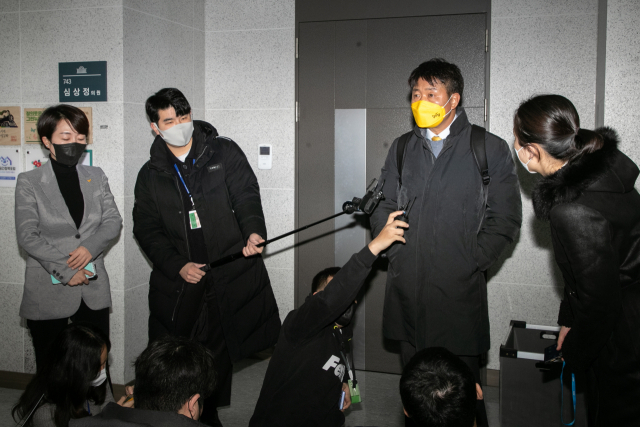 정의당 여영국 대표가 13일 국회 의원회관 심상정 대선후보 사무실을 나오며 취재진의 질문을 받고 있다. 심 후보는 일정을 중단하고 현재까지 자택에 머물고 있다고 전해지고 있다. 연합뉴스