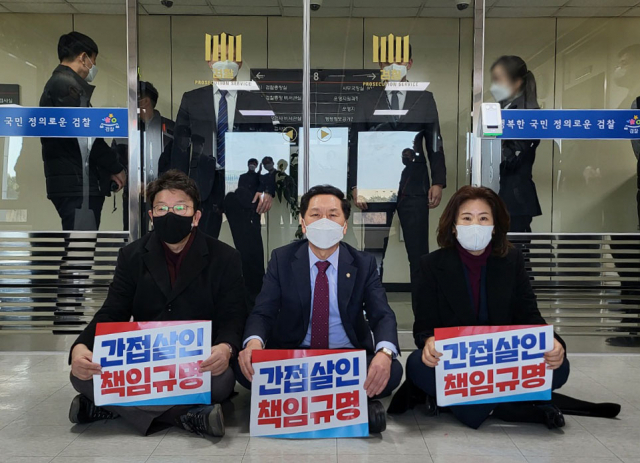 국민의힘 김기현 원내대표(가운데)가 12일 서울 서초구 대검 검찰총장실 앞에서 권성동 의원 등과 김오수 총장 면담을 요청하며 연좌 농성을 하고 있다. 더불어민주당 이재명 대선 후보의 