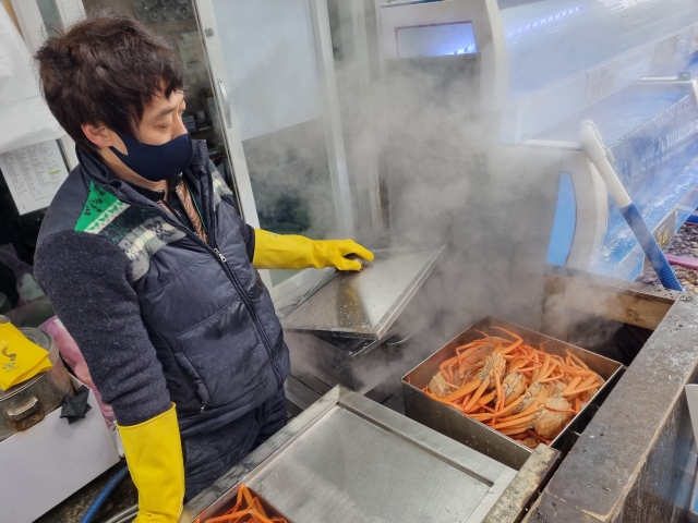 13일 오전 포항시 남구 구룡포읍 구룡포시장 내 한 대게 판매점에서 상인이 대게를 찌고 있다. 배형욱 기자