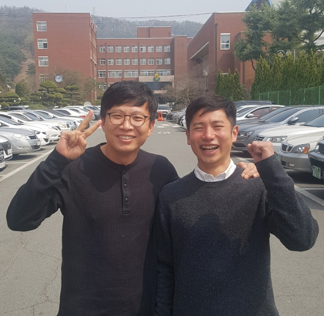 지난 2020년 가을 심정민(오른쪽) 소령이 자신의 결혼 소식을 알리고자 송선용 교사를 찾아와 함께 찍었던 사진. 송선용 교사 제공