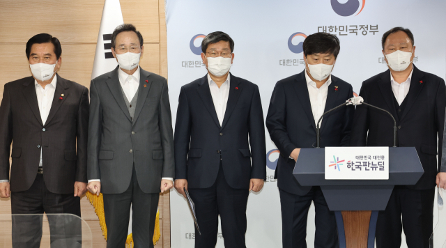 전해철 행정안전부 장관 등이 13일 정부서울청사 브리핑실에서 제1회 중앙지방협력회를 마치고 중앙지방협력회의 운영을 통한 중앙-지방 협력형 국정운영 방안 발표를 준비하고 있다. 이날 브리핑에는 전 장관을 비롯해 황명선 시장군수구청장협의회장, 송하진 시도지사협의회장, 김인호 시도의회의장협의회장, 조영훈 시군자치구의장협의회장이 참석했다. 연합뉴스