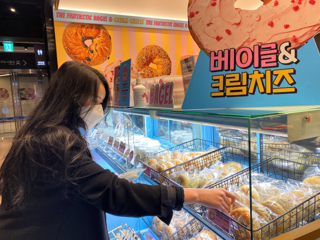 신세계백화점 대구점은 지하1층에 수제 베이글, 크림치즈 전문 브랜드인 