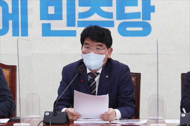 더불어민주당 박완주 정책위의장이 6일 오전 서울 여의도 국회에서 열린 정책조정회의에서 발언하고 있다. 연합뉴스