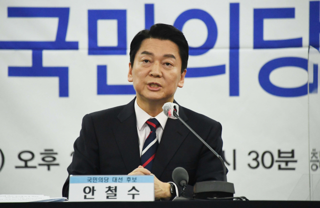 국민의당 안철수 대선 후보가 11일 오후 서울 중구 한국프레스센터에서 열린 한국기자협회 초청토론회에서 패널들의 질문에 답변하고 있다. 연합뉴스