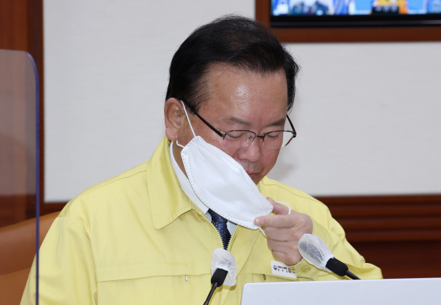 김부겸 국무총리가 14일 정부서울청사에서 열린 코로나19 대응 중앙재난안전대책본부 회의를 주재하기에 앞서 마스크를 벗고 있다. 연합뉴스
