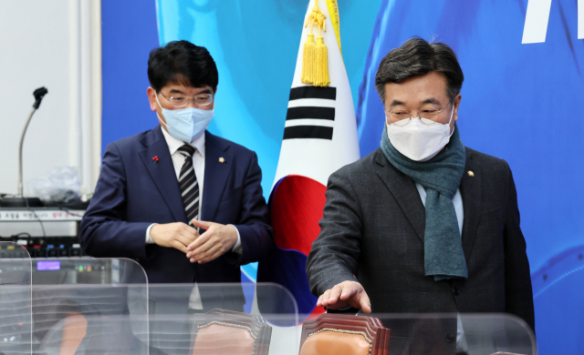 더불어민주당 윤호중 원내대표와 박완주 정책위의장이 11일 오전 국회에서 열린 원내대책회의에 참석하고 있다. 연합뉴스