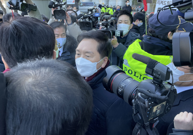 MBC가 윤석열 대선 후보 부인 김건희 씨의 7시간 통화 녹음 내용을 보도할 것이라고 예고한 가운데 14일 오전 국민의힘 김기현 원내대표 등 원내지도부가 MBC를 항의 방문하고 있다. 연합뉴스