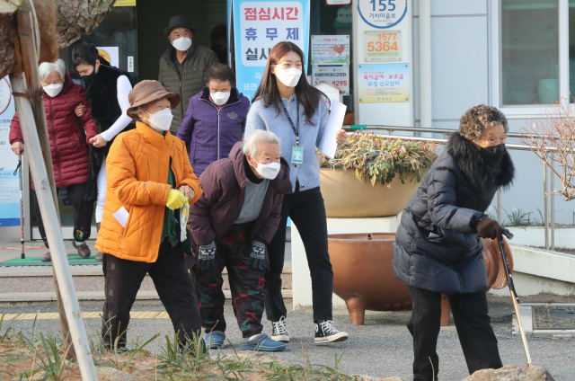 전남 곡성군은 위탁의료기관이 없는 오지마을 고령층의 코로나19 백신 접종을 돕기 위해 마을별 전세버스를 운영해 접종 희망자들을 이송하며 접종률을 높이기 위해 진땀을 흘리고 있다. 사진은 24일 오전 곡성군 오곡면사무소에서 직원들의 부축을 받으며 백신버스로 향하는 노인들의 모습이다. 사진은 기사내용과 직접 관련 없음. 연합뉴스
