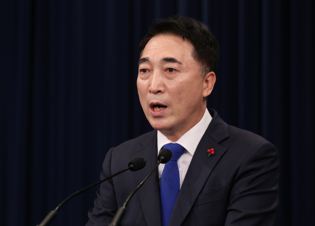 박수현 청와대 국민소통수석이 14일 오후 춘추관 브리핑룸에서 코로나19 방역조치와 관련해 브리핑하고 있다. 연합뉴스