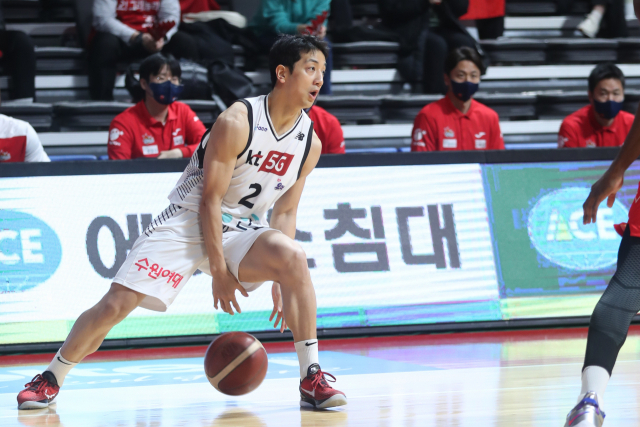 10일 고양체육관에서 열린 2021-2022 프로농구 고양 오리온과 수원 kt 경기에서 kt 허훈이 다리 사이로 드리블하고 있다. 연합뉴스