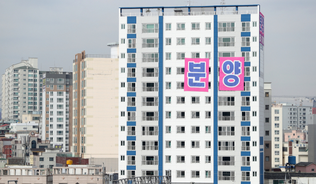 잘나가던 아파트 분양시장에 최근 적신호가 켜졌다. 지방을 중심으로 청약 미달 단지가 증가하고, 