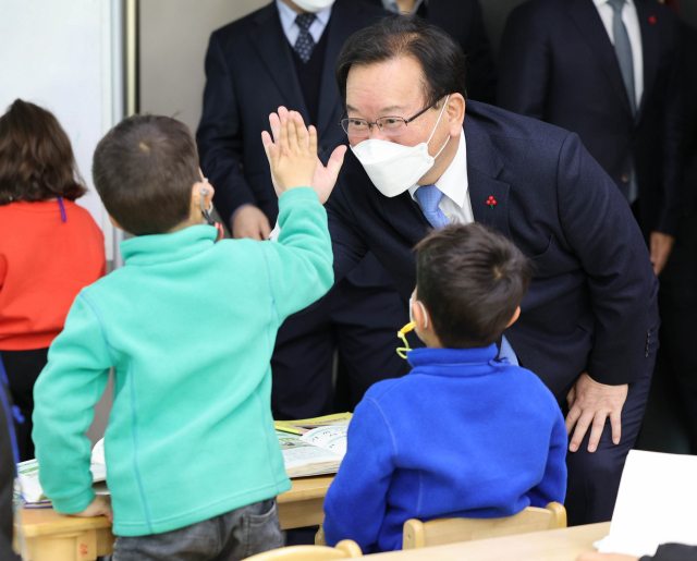 김부겸 국무총리가 11일 오후 아프가니스탄 특별기여자 정착교육 현장 점검으로 임시 생활시설인 전남 여수 해양경찰교육원을 방문해 유아반 수업을 참관하며 아이들과 인사하고 있다. 연합뉴스