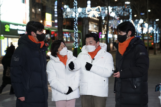 국민의당 안철수 대선후보가 부인 김미경 교수와 함께 13일 서울시 서대문구 대학가인 신촌에서 20·30세대 청년들과 만나 대화하고 있다. 연합뉴스