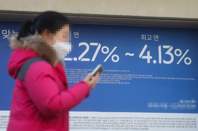 한국은행 금융통화위원회는 14일 통화정책방향 회의에서 현재 연 1.00%인 기준금리를 1.25%로 0.25%포인트 인상했다. 한국은행이 이례적으로 두 차례 연속 기준금리를 올리면서, 기준금리가 22개월만에 코로나19 직전 수준(1.25%)에 이르렀다. 사진은 이날 서울 시내 한 은행에 붙은 대출 안내 현수막. 연합뉴스