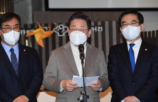 더불어민주당 이재명 대선 후보가 14일 오후 인천 중구 꿈베이커리에서 인천시 관련 정책공약을 발표하고 있다. 연합뉴스