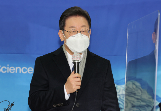 더불어민주당 이재명 대선후보가 15일 강원도 홍천군 홍천생명건강과학관에서 열린 간담회에서 인사말을 하고 있다. 연합뉴스