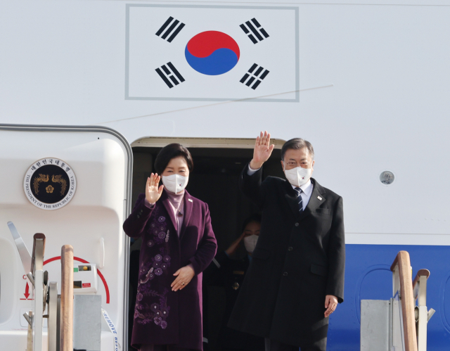 문재인 대통령과 김정숙 여사가 6박 8일간의 일정으로 아랍에미리트연합(UAE), 사우디아라비아, 이집트 등 중동 3개국을 방문하기 위해 15일 오전 성남 서울공항에서 공군 1호기에 탑승하며 인사하고 있다. 이번 순방에는 새 대통령 전용기로 채택된 공군 1호기인 보잉 747-8i 기종이 순방 임무에 투입됐다. 연합뉴스