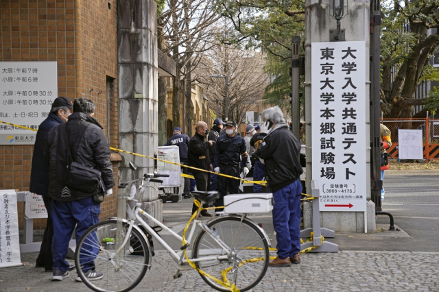 15일 오전 일본 도쿄도(東京都) 분쿄(文京)구 소재 도쿄대 앞에서 수험생을 포함한 남녀 3명이 흉기로 공격당해 다치는 사건이 벌어진 후 경찰이 출동해 일대에서 조사 활동을 벌이고 있다.
