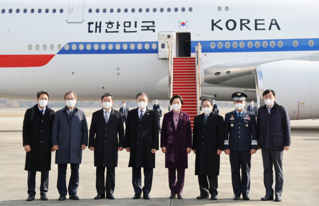 문재인 대통령과 김정숙 여사가 6박 8일간의 일정으로 아랍에미리트연합(UAE), 사우디아라비아, 이집트 등 중동 3개국을 방문하기 위해 15일 오전 성남 서울공항에 도착, 새로운 공군 1호기에 탑승전 기념촬영을하고 있다. 왼쪽은 대통령 외교안보특별보좌관인 임종석 전 대통령비서실장. 이번 순방에는 새 대통령 전용기로 채택된 공군 1호기인 보잉 747-8i 기종이 순방 임무에 투입됐다. 연합뉴스