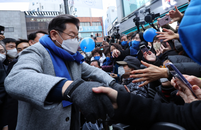 더불어민주당 이재명 대선후보가 15일 강원도 춘천시 명동거리를 방문, 시민들과 인사하고 있다. 연합뉴스