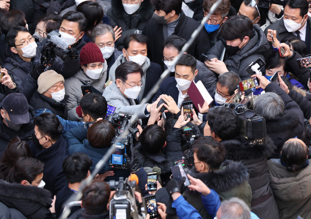 더불어민주당 이재명 대선후보가 15일 강원도 춘천시 명동거리를 방문, 시민들과 인사하고 있다. 연합뉴스