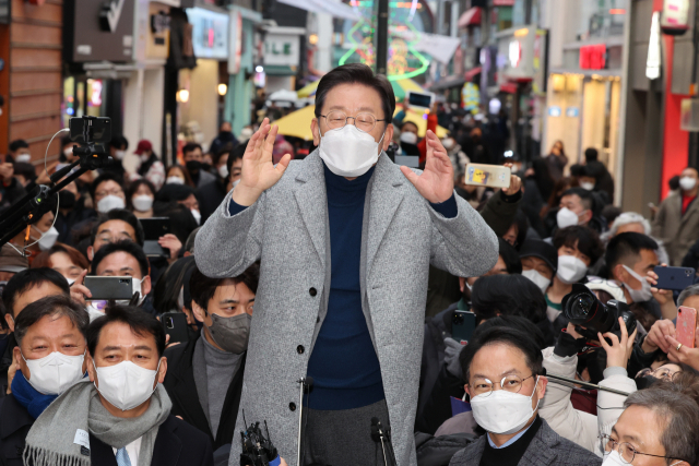 더불어민주당 이재명 대선후보가 15일 강원도 춘천시 명동거리를 방문, 시민들에게 지지를 호소하고 있다. 연합뉴스