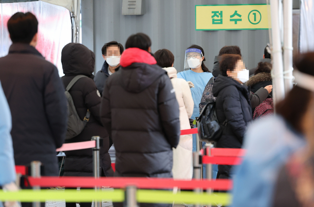 신종 코로나바이러스 감염증(코로나19) 신규 확진자 수가 4천423명을 기록한 15일 오전 서울시청 앞 서울광장 코로나19 선별진료소를 찾은 시민들이 검사를 위해 줄을 서 있다. 연합뉴스